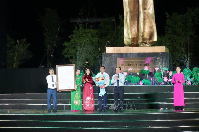 Phó Thủ tướng Chính phủ Lê Tiến Châu và đồng chí Lâm Thị Phương Thanh, Bộ trưởng Bộ Văn hóa, Thể thao và Du lịch trao Quyết định công nhận Khu du lịch quốc gia Kim Liên, tỉnh Nghệ An. Ảnh: Bích Huệ - TTXVN