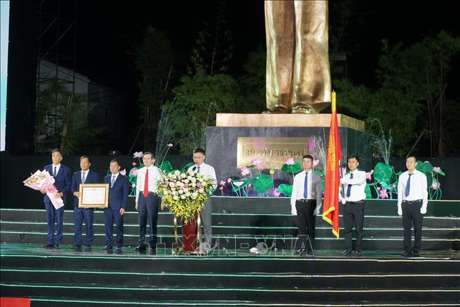 Thay mặt lãnh đạo Đảng, Nhà nước, Uỷ viên Bộ Chính trị, Giám đốc Học viện Chính trị quốc gia Hồ Chí Minh Đoàn Minh Huấn trao tặng Huân chương Lao động hạng Nhất cho Khu di tích Kim Liên. Ảnh: Bích Huệ - TTXVN                             