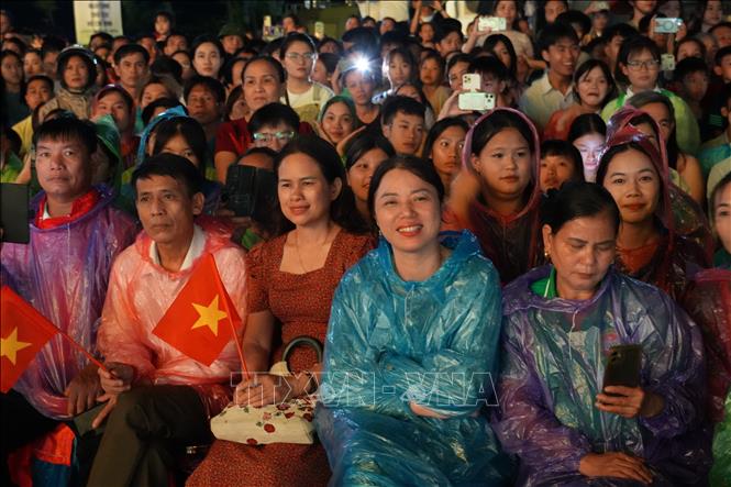 Người dân Kim Liên đội mưa háo hức dự lễ khai mạc 