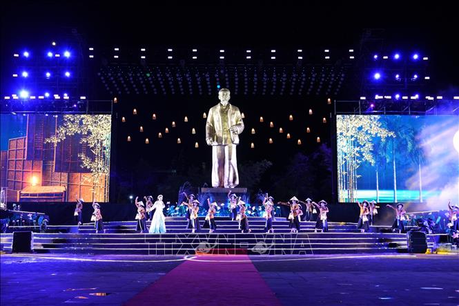 Chương trình nghệ thuật gồm 3 chương: “Sen nở đất quê”, “Dấu chân thời đại” và “Hương sắc trường tồn” ghi lại hành trình từ quê hương Làng Sen đến khát vọng độc lập dân tộc của Chủ tịch Hồ Chí Minh; Tinh thần đại đoàn kết và khát vọng phát triển đất nước trong thời đại mới.  Ảnh: Bích Huệ - TTXVN