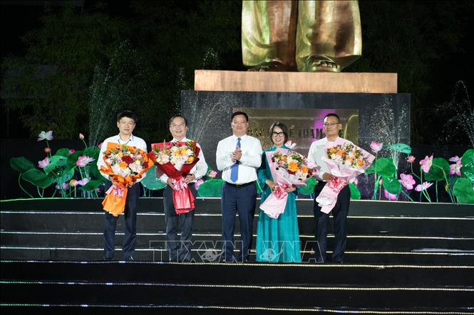 Ban tổ chức trao tặng hoa cho các nhà tài trợ chương trình. Ảnh: Bích Huệ - TTXVN