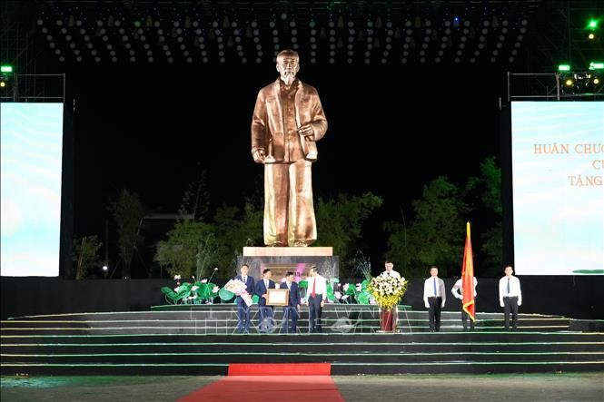 Uỷ viên Bộ Chính trị, Giám đốc Học viện Chính trị quốc gia Hồ Chí Minh Đoàn Minh Huấn trao tặng Huân chương Lao động hạng Nhất cho Khu di tích Kim Liên. Ảnh: Bích Huệ - TTXVN