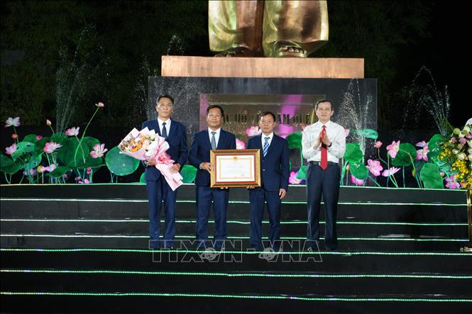 Uỷ viên Bộ Chính trị, Giám đốc Học viện Chính trị quốc gia Hồ Chí Minh Đoàn Minh Huấn trao tặng Huân chương Lao động hạng Nhất cho Khu di tích Kim Liên. Ảnh: Bích Huệ - TTXVN