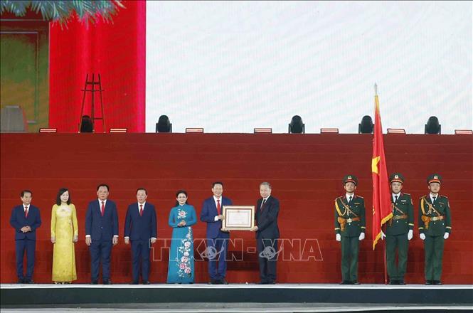 Party General Secretary and State President To Lam presents the first-class Labour Order to Dong Nai city. VNA Photo: Thống Nhất