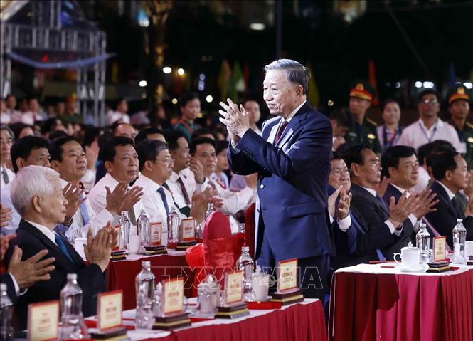 Party General Secretary and State President To Lam attends a ceremony at Long Hung Square to announce the National Assembly’s resolution on the establishment of Dong Nai city and to award the locality the first-class Labour Order. VNA Photo: Thống Nhất