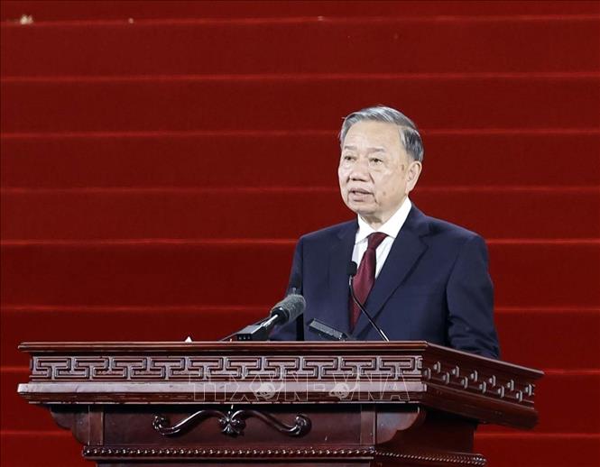 Party General Secretary and State President To Lam attends a ceremony at Long Hung Square to announce the National Assembly’s resolution on the establishment of Dong Nai city and to award the locality the first-class Labour Order. VNA Photo: Thống Nhất
