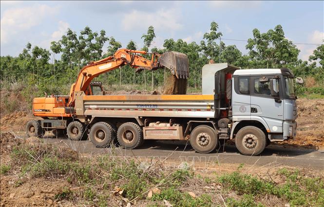 Đến nay, hơn 50% hộ dân trên tuyến đường từ trung tâm xã Tân Lợi đi Thạch Màng đã ký đơn hiến cây, hiến đất và nhiều hộ đã hoàn tất giải phóng mặt bằng để phục vụ thi công. Ảnh: Đậu Tất Thành - TTXVN