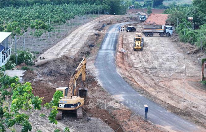 Dự án mở rộng tuyến đường từ trung tâm xã Tân Lợi đi ĐT.753 đang tập trung giải phóng mặt bằng, mở rộng nền đường và thi công cấp phối sỏi đỏ nhằm phục vụ nhu cầu đi lại trước mắt của người dân. Ảnh: Đậu Tất Thành – TTXVN