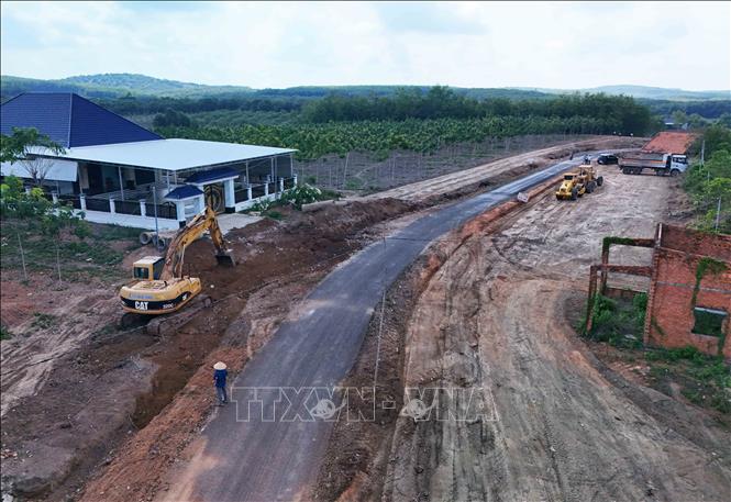 Dự án mở rộng tuyến đường từ trung tâm xã đi ĐT.753 qua các ấp Đồng Bia và Thạch Màng, xã Tân Lợi có chiều dài khoảng 9,2km, tổng vốn đầu tư 41 tỷ đồng. Ảnh: Đậu Tất Thành - TTXVN