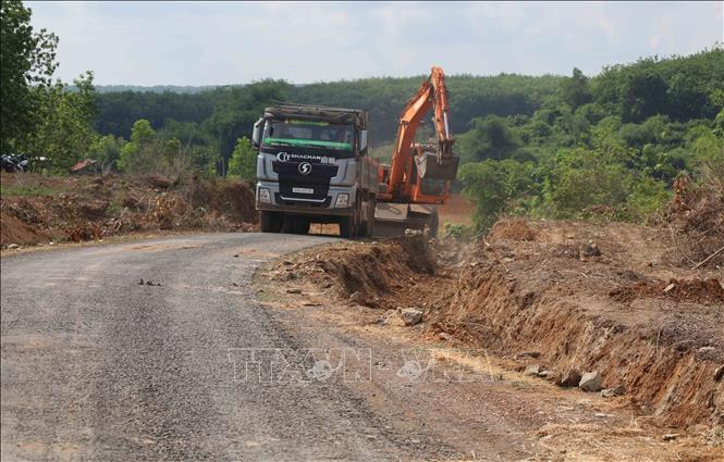 Ông Mai Hà Thanh, Phó Trưởng phòng Kinh tế xã Tân Lợi cho biết, ngay sau khi người dân đồng thuận hiến đất, địa phương đã huy động máy móc và lực lượng hỗ trợ triển khai thi công. Ảnh: Đậu Tất Thành - TTXVN