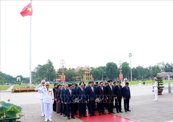 Đoàn đại biểu lãnh đạo, nguyên lãnh đạo Đảng, Nhà nước do Tổng Bí thư, Chủ tịch nước Tô Lâm dẫn đầu thành kính tưởng niệm Chủ tịch Hồ Chí Minh. Ảnh: Tuấn Anh - TTXVN