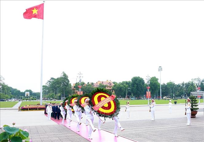 Đoàn đại biểu lãnh đạo, nguyên lãnh đạo Đảng, Nhà nước do Tổng Bí thư, Chủ tịch nước Tô Lâm dẫn đầu đến đặt vòng hoa và vào Lăng viếng Chủ tịch Hồ Chí Minh. Ảnh: Tuấn Anh - TTXVN
