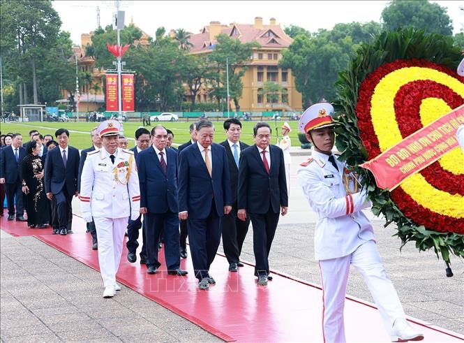 Đoàn đại biểu lãnh đạo, nguyên lãnh đạo Đảng, Nhà nước do Tổng Bí thư, Chủ tịch nước Tô Lâm dẫn đầu đến đặt vòng hoa và vào Lăng viếng Chủ tịch Hồ Chí Minh. Ảnh: Tuấn Anh - TTXVN