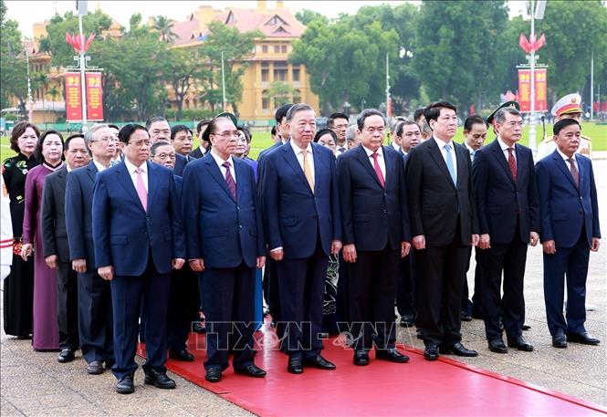 Đoàn đại biểu lãnh đạo, nguyên lãnh đạo Đảng, Nhà nước do Tổng Bí thư, Chủ tịch nước Tô Lâm dẫn đầu thành kính tưởng niệm Chủ tịch Hồ Chí Minh. Ảnh: Tuấn Anh - TTXVN