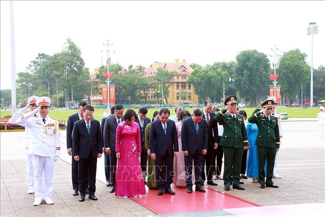 Đoàn đại biểu Thành phố Hà Nội thành kính tưởng niệm Chủ tịch Hồ Chí Minh. Ảnh: Tuấn Anh - TTXVN
