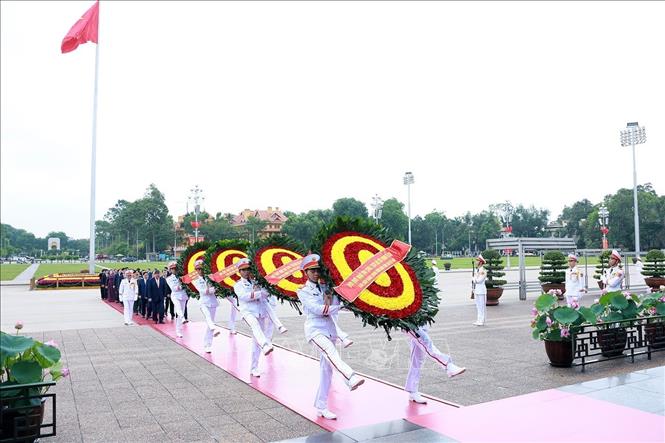Đoàn đại biểu lãnh đạo, nguyên lãnh đạo Đảng, Nhà nước do Tổng Bí thư, Chủ tịch nước Tô Lâm dẫn đầu đến đặt vòng hoa và vào Lăng viếng Chủ tịch Hồ Chí Minh. Ảnh: Tuấn Anh - TTXVN