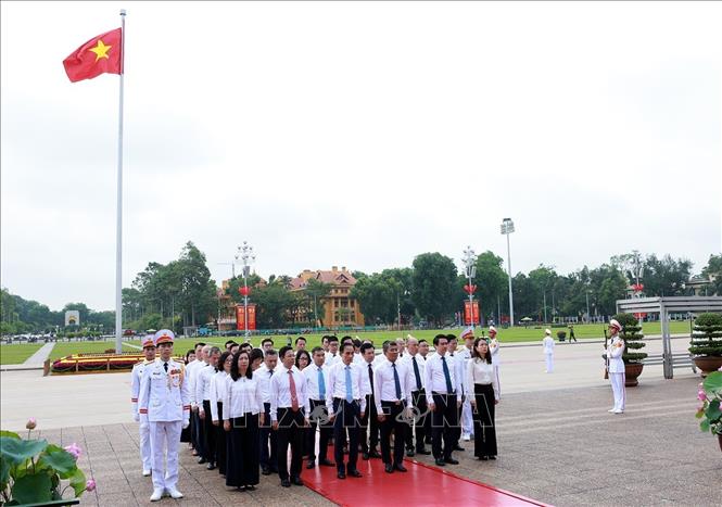 Đoàn đại biểu Bộ Ngoại giao thành kính tưởng niệm Chủ tịch Hồ Chí Minh. Ảnh: Tuấn Anh - TTXVN