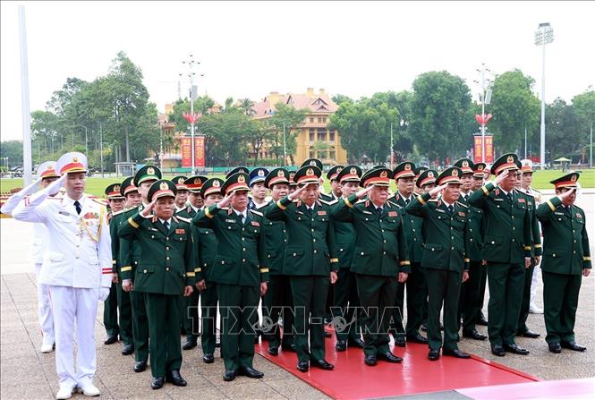 Đoàn đại biểu Quân ủy Trung ương - Bộ Quốc phòng thành kính tưởng niệm Chủ tịch Hồ Chí Minh. Ảnh: Tuấn Anh - TTXVN