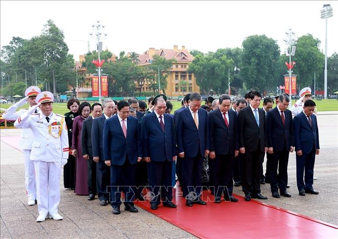 Đoàn đại biểu lãnh đạo, nguyên lãnh đạo Đảng, Nhà nước do Tổng Bí thư, Chủ tịch nước Tô Lâm dẫn đầu thành kính tưởng niệm Chủ tịch Hồ Chí Minh. Ảnh: Tuấn Anh - TTXVN