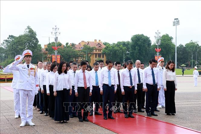 Đoàn đại biểu Bộ Ngoại giao thành kính tưởng niệm Chủ tịch Hồ Chí Minh. Ảnh: Tuấn Anh - TTXVN