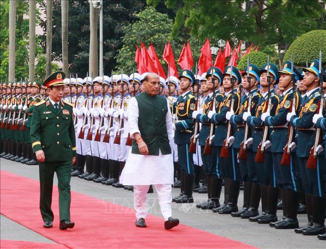 Phó Thủ tướng, Bộ trưởng Quốc phòng Phan Văn Giang và Bộ trưởng Quốc phòng Ấn Độ Rajnath Singh duyệt Đội Danh dự QĐND Việt Nam. Ảnh: Trọng Đức - TTXVN