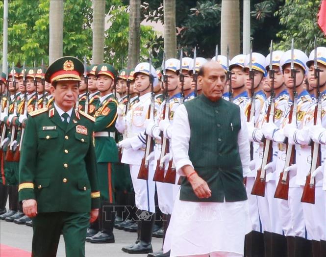 Phó Thủ tướng, Bộ trưởng Quốc phòng Phan Văn Giang và Bộ trưởng Quốc phòng Ấn Độ Rajnath Singh duyệt Đội Danh dự QĐND Việt Nam. Ảnh: Trọng Đức - TTXVN