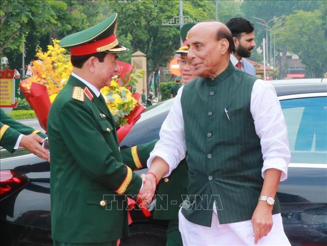 Phó Thủ tướng, Bộ trưởng Quốc phòng Phan Văn Giang đón Bộ trưởng Quốc phòng Ấn Độ Rajnath Singh. Ảnh: Trọng Đức - TTXVN