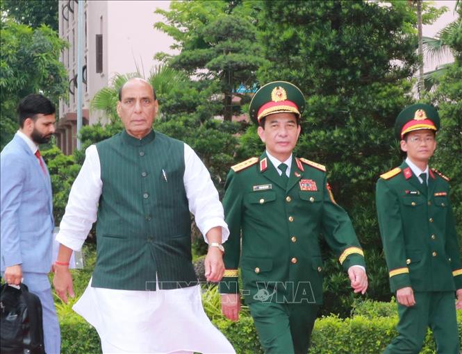 Phó Thủ tướng, Bộ trưởng Quốc phòng Phan Văn Giang đón Bộ trưởng Quốc phòng Ấn Độ Rajnath Singh. Ảnh: Trọng Đức - TTXVN