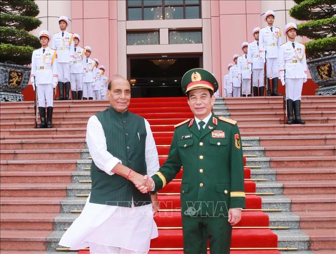 Phó Thủ tướng, Bộ trưởng Quốc phòng Phan Văn Giang đón Bộ trưởng Quốc phòng Ấn Độ Rajnath Singh. Ảnh: Trọng Đức - TTXVN