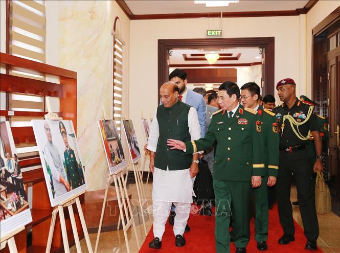 Bộ trưởng Quốc phòng Ấn Độ Ngài Rajnath Singh tham quan trưng bày ảnh về quan hệ hai nước. Ảnh: Trọng Đức - TTXVN