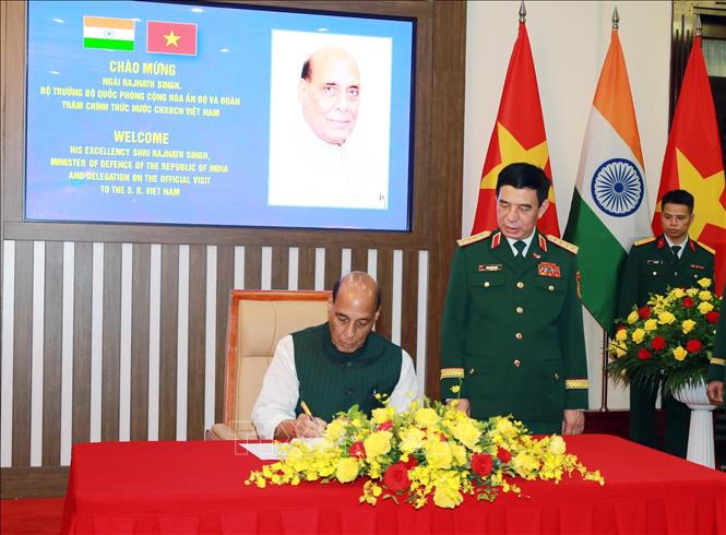 Bộ trưởng Quốc phòng Ấn Độ Rajnath Singh ghi sổ lưu niệm. Ảnh: Trọng Đức - TTXVN