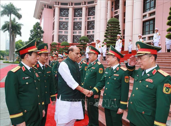 Bộ trưởng Quốc phòng Ấn Độ Rajnath Singh với các quan chức Quốc phòng Việt Nam. Ảnh: Trọng Đức - TTXVN