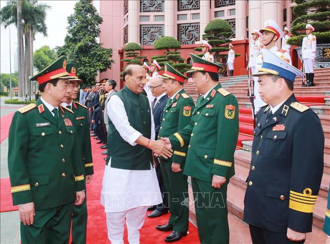 Bộ trưởng Quốc phòng Ấn Độ Rajnath Singh với các quan chức Quốc phòng Việt Nam. Ảnh: Trọng Đức - TTXVN