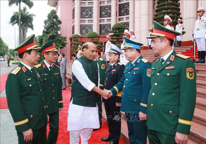 Bộ trưởng Quốc phòng Ấn Độ Rajnath Singh với các quan chức Quốc phòng Việt Nam. Ảnh: Trọng Đức - TTXVN