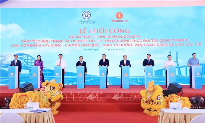 Chủ tịch Quốc hội Trần Thanh Mẫn và các đại biểu thực hiện nghi thức phát lệnh khởi công dự án. Ảnh: Quốc Khánh - TTXVN