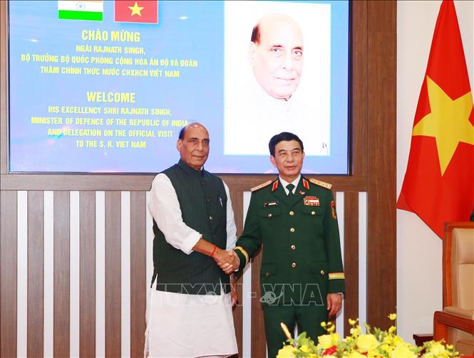 Phó Thủ tướng, Bộ trưởng Quốc phòng Phan Văn Giang và Bộ trưởng Quốc phòng Ấn Độ Rajnath Singh chụp ảnh chung. Ảnh: Trọng Đức - TTXVN
