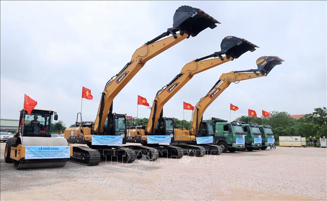 Dự án mở rộng Quốc lộ 1A đoạn từ Vành đai 1 đến nút giao Cầu Giẽ chính thức được khởi công. Ảnh: Quốc Khánh - TTXVN