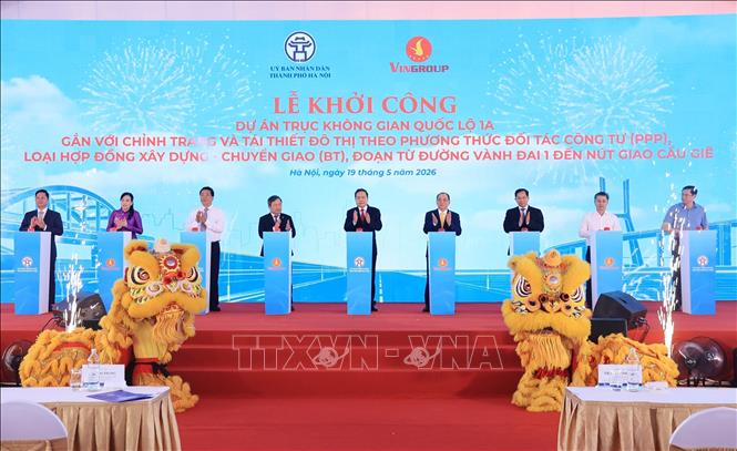 Chủ tịch Quốc hội Trần Thanh Mẫn và các đại biểu thực hiện nghi thức phát lệnh khởi công dự án. Ảnh: Quốc Khánh - TTXVN
