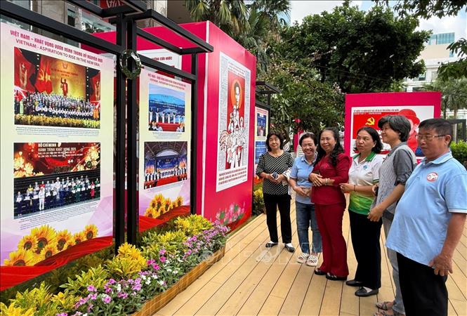 Triển lãm sử dụng ngôn ngữ hội họa sinh động để tái hiện hành trình cách mạng vẻ vang và hình tượng Chủ tịch Hồ Chí Minh kính yêu. Ảnh: Hữu Duyên - TTXVN 