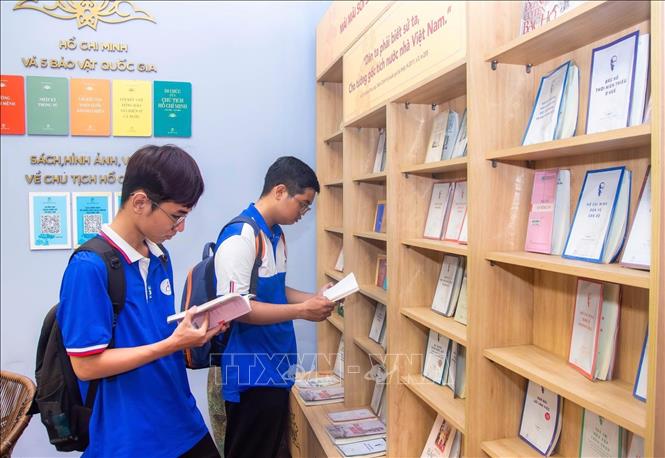Nhiều sinh viên hứng thú tìm hiểu 