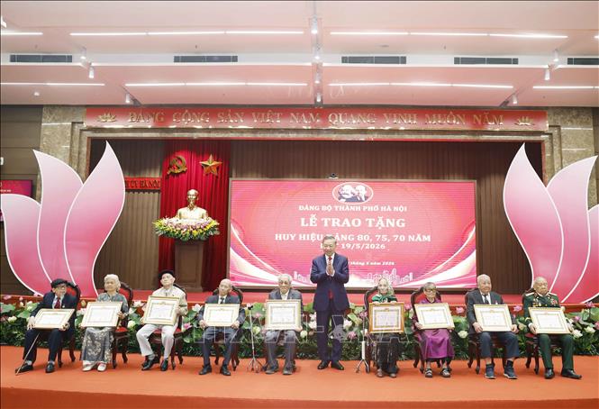 Tổng Bí thư, Chủ tịch nước Tô Lâm trao giấy chứng nhận cho các đảng viên lão thành được nhận Huy hiệu 80 năm tuổi Đảng. Ảnh: Thống Nhất – TTXVN