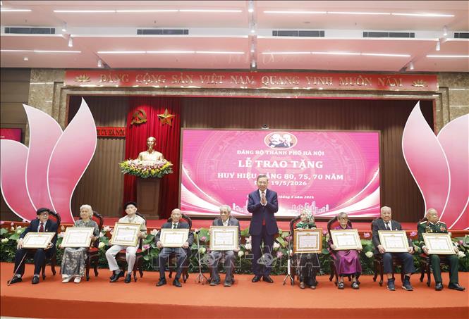 Tổng Bí thư, Chủ tịch nước Tô Lâm trao giấy chứng nhận cho các đảng viên lão thành được nhận Huy hiệu 80 năm tuổi Đảng. Ảnh: Thống Nhất – TTXVN