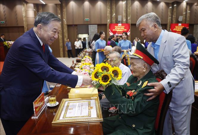 Tổng Bí thư, Chủ tịch nước Tô Lâm tặng hoa chúc mừng các đảng viên nhận Huy hiệu Đảng. Ảnh: Thống Nhất – TTXVN