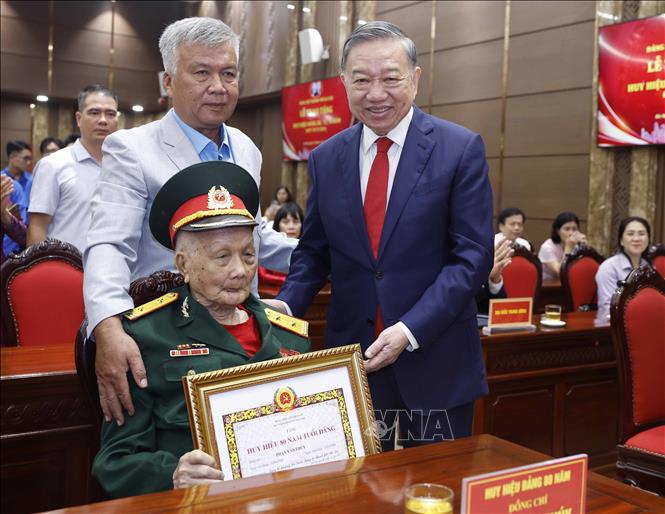 Tổng Bí thư, Chủ tịch nước Tô Lâm trao giấy chứng nhận tặng Huy hiệu 80 năm tuổi Đảng cho đảng viên lão thành Phan Văn Thúy (Đảng bộ phường Ba Đình). Ảnh: Thống Nhất – TTXVN