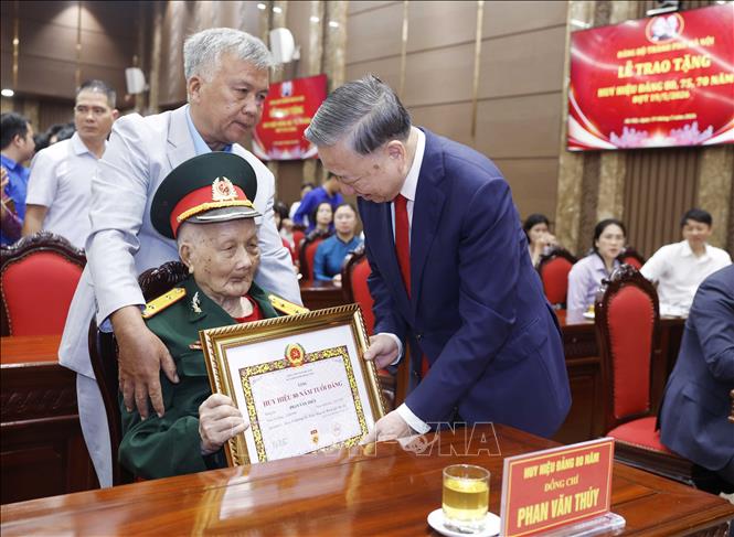Tổng Bí thư, Chủ tịch nước Tô Lâm trao giấy chứng nhận tặng Huy hiệu 80 năm tuổi Đảng cho đảng viên lão thành Phan Văn Thúy (Đảng bộ phường Ba Đình). Ảnh: Thống Nhất – TTXVN