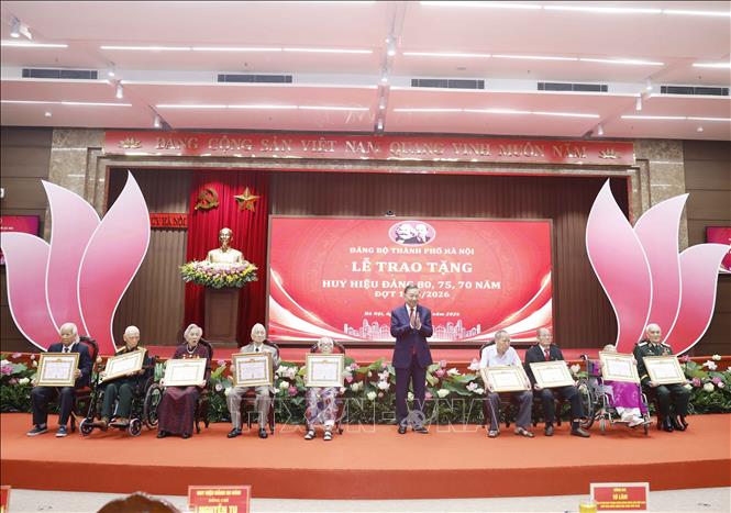 Tổng Bí thư, Chủ tịch nước Tô Lâm trao giấy chứng nhận cho các đảng viên lão thành được nhận Huy hiệu 80 năm tuổi Đảng. Ảnh: Thống Nhất – TTXVN