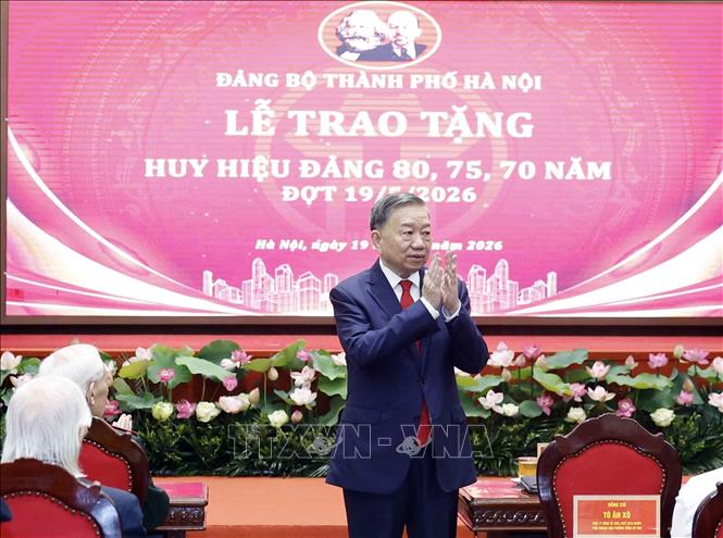 Tổng Bí thư, Chủ tịch nước Tô Lâm dự Lễ trao tặng Huy hiệu Đảng cho các đảng viên lão thành đang sinh hoạt tại Đảng bộ thành phố Hà Nội. Ảnh: Thống Nhất – TTXVN