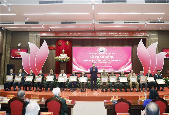 Tổng Bí thư, Chủ tịch nước Tô Lâm trao giấy chứng nhận cho các đảng viên lão thành được nhận Huy hiệu 75 và 70 năm tuổi Đảng. Ảnh: Thống Nhất – TTXVN