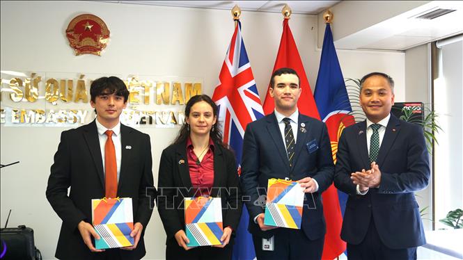 Đại sứ Việt Nam tại New Zealand Phan Minh Giang (phải) tặng quà lưu niệm Ban Tổ chức NZMAM 2026. Ảnh: TTXVN phát