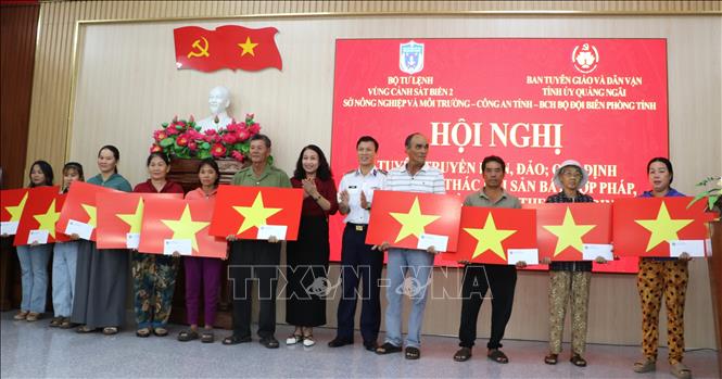 Ban tổ chức trao tặng quà, cờ tổ quốc cho ngư dân. Ảnh: Đinh Hương - TTXVN